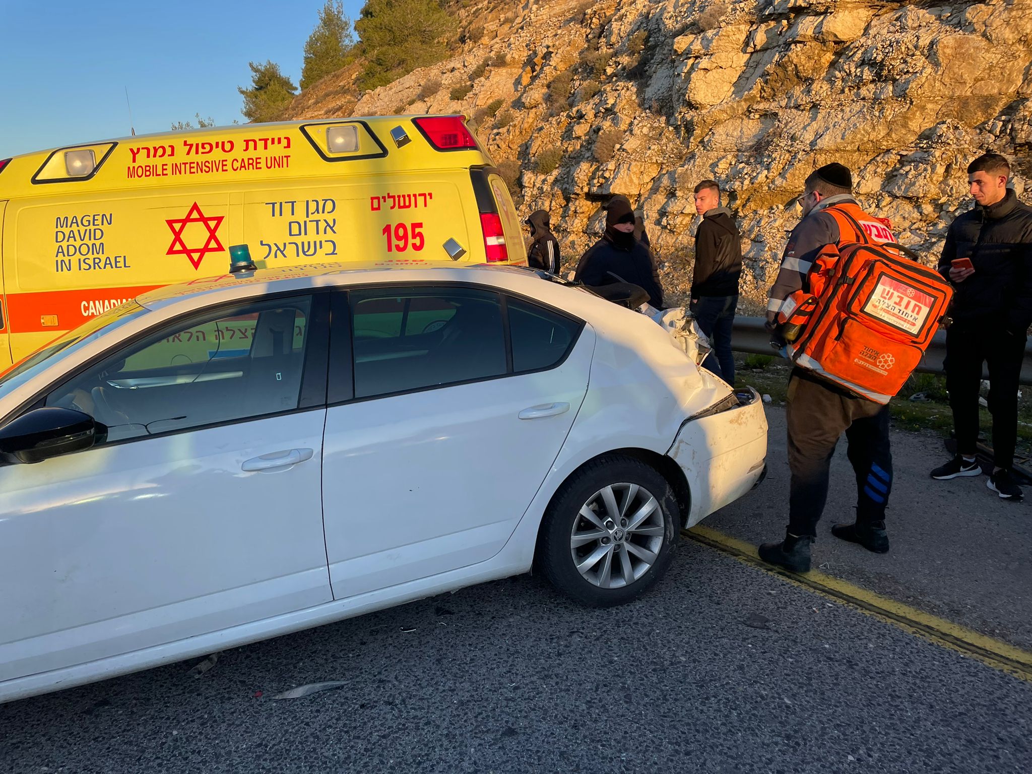 עומסי תנועה ב-443: ניידת נפגעה במרדף אחרי גנבי רכב