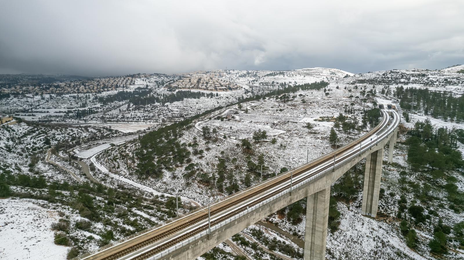 מרהיב: הרכבת דוהרת בהרי ירושלים המושלגים
