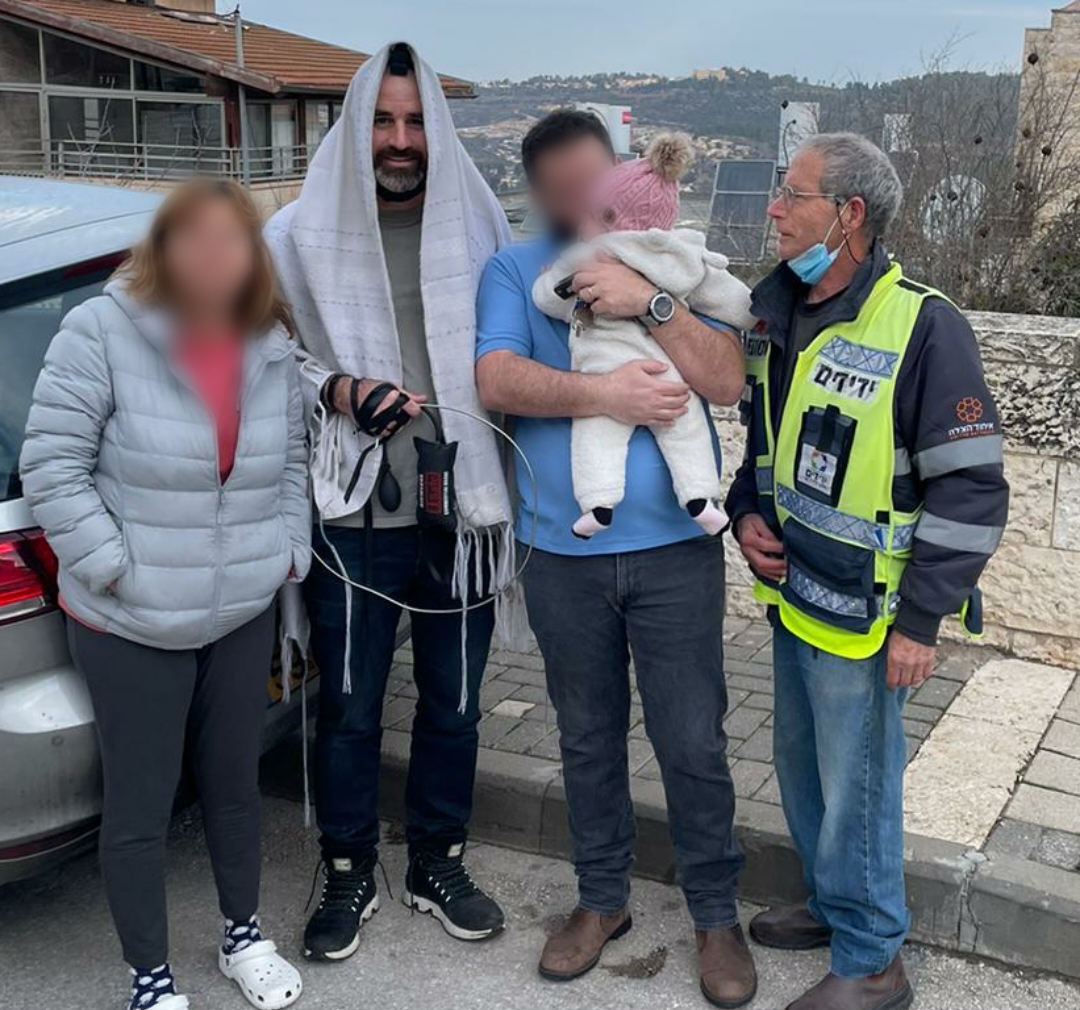 מבשרת ציון: עטוף בטלית ותפילין יצא מתנדב ידידים לחלץ תינוקת