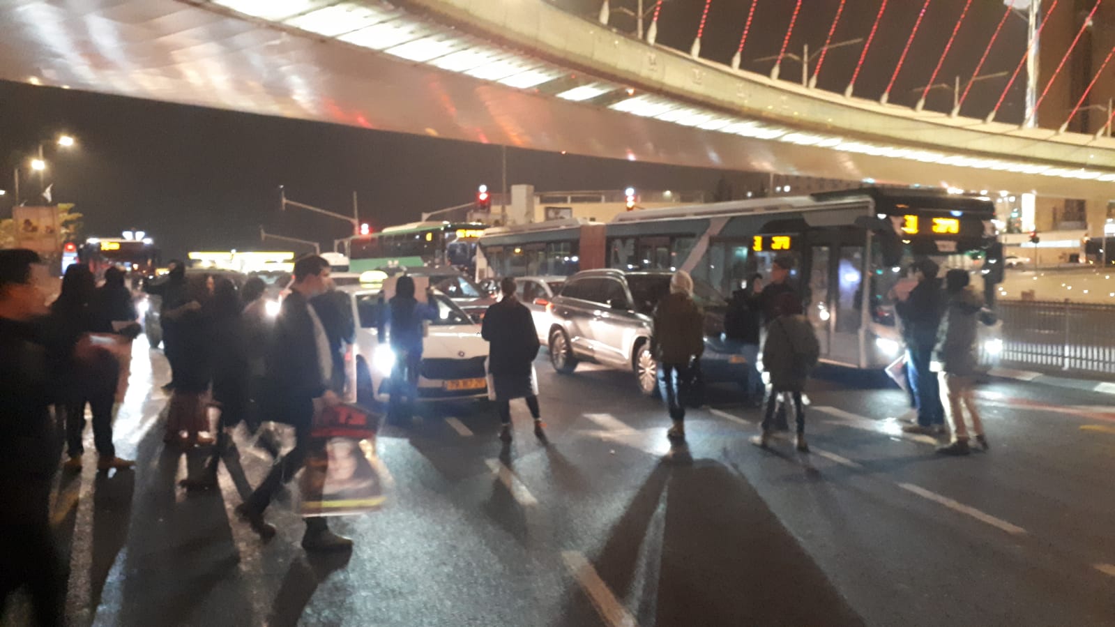 מחאת סנדק: חסימות כבישים בכניסה לעיר