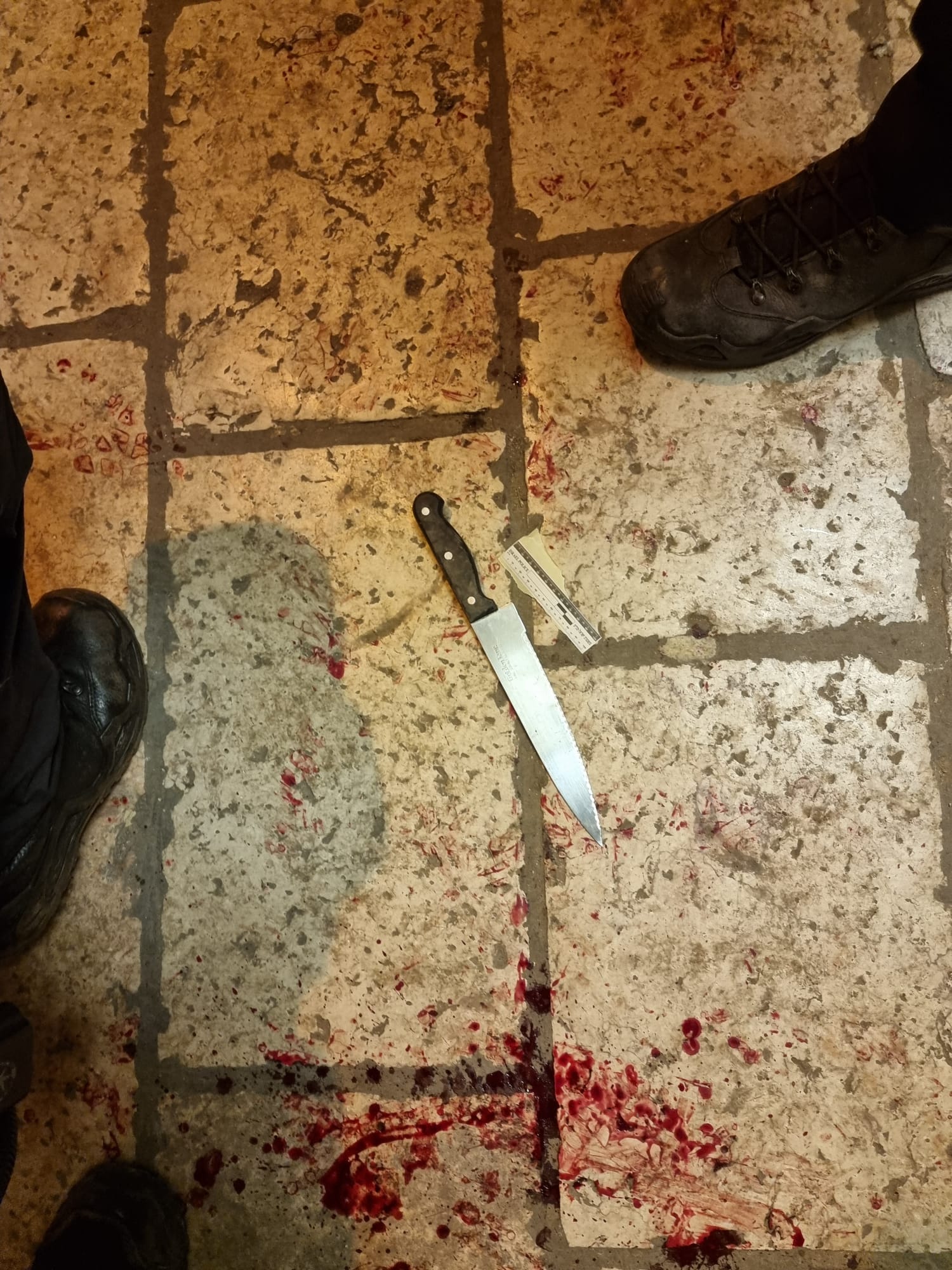 פיגוע דקירה: שני שוטרים נפצעו באורח קל