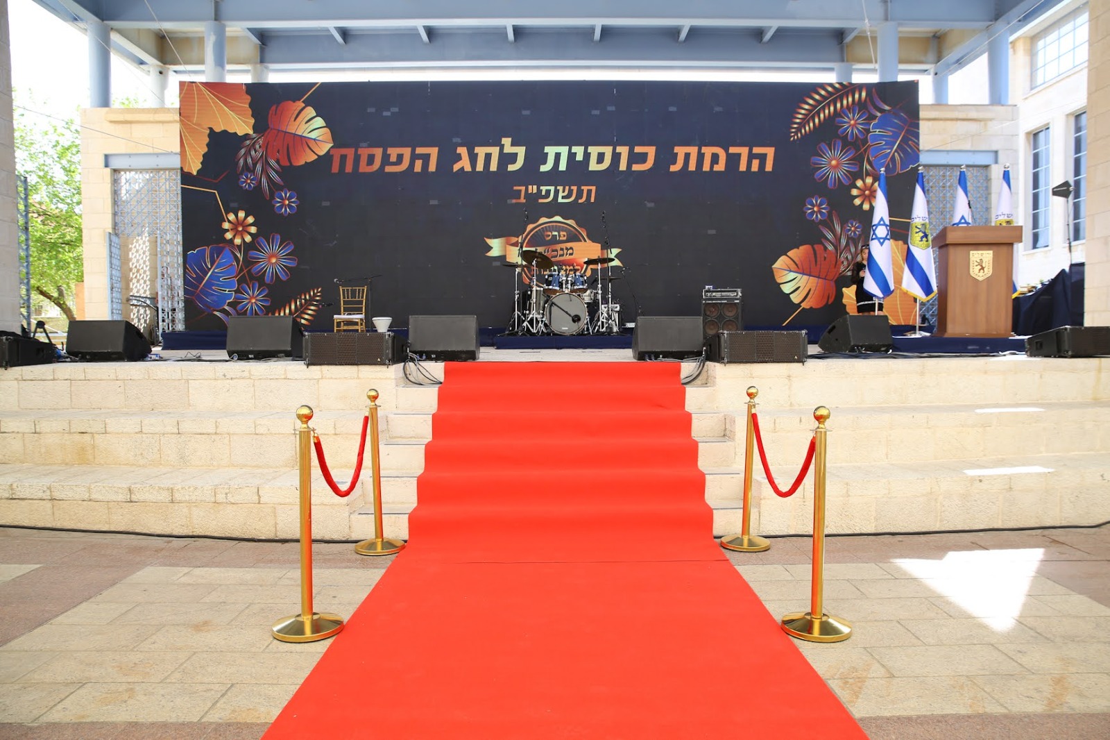 הכל בזכותם