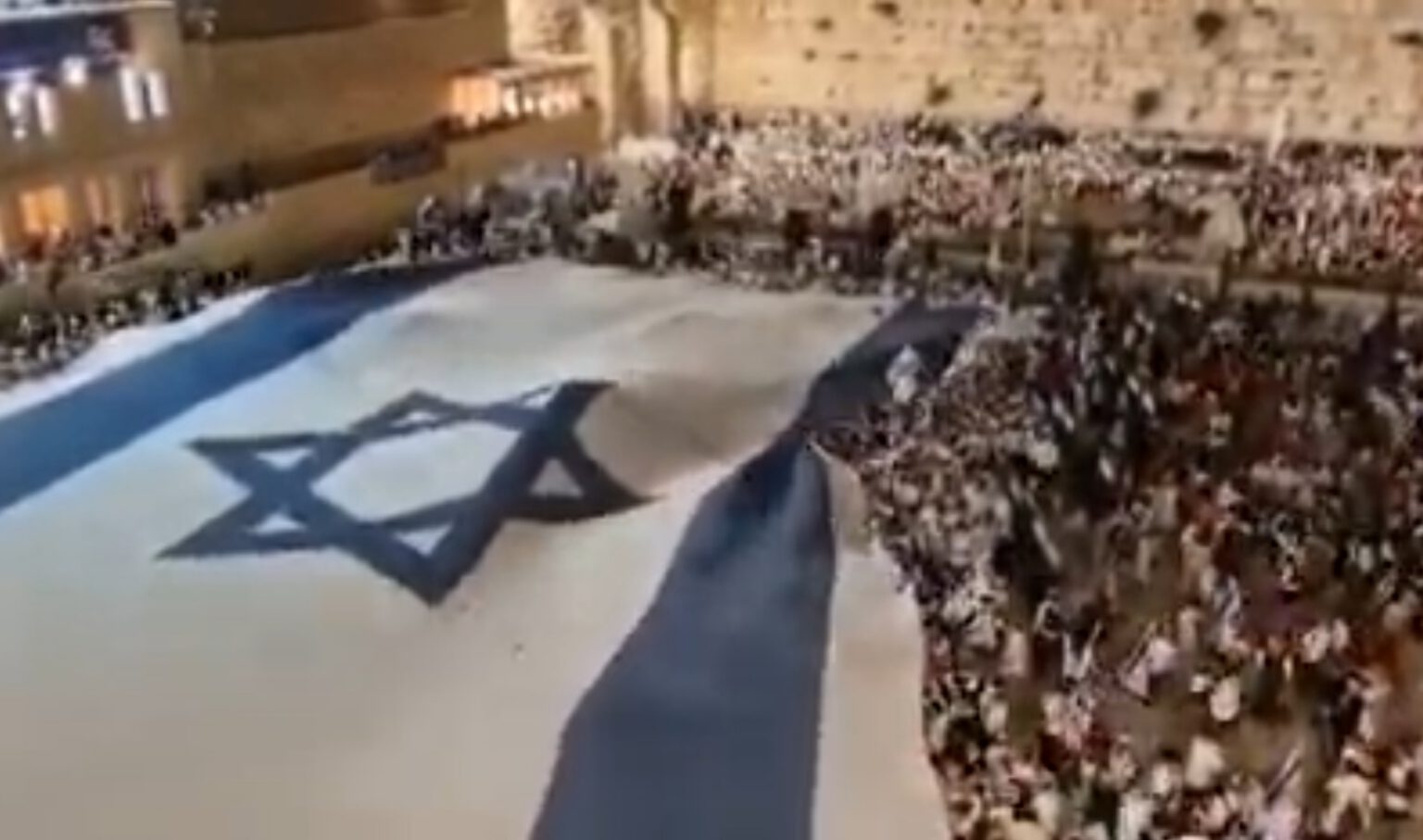 אלפים חוגגים בכותל