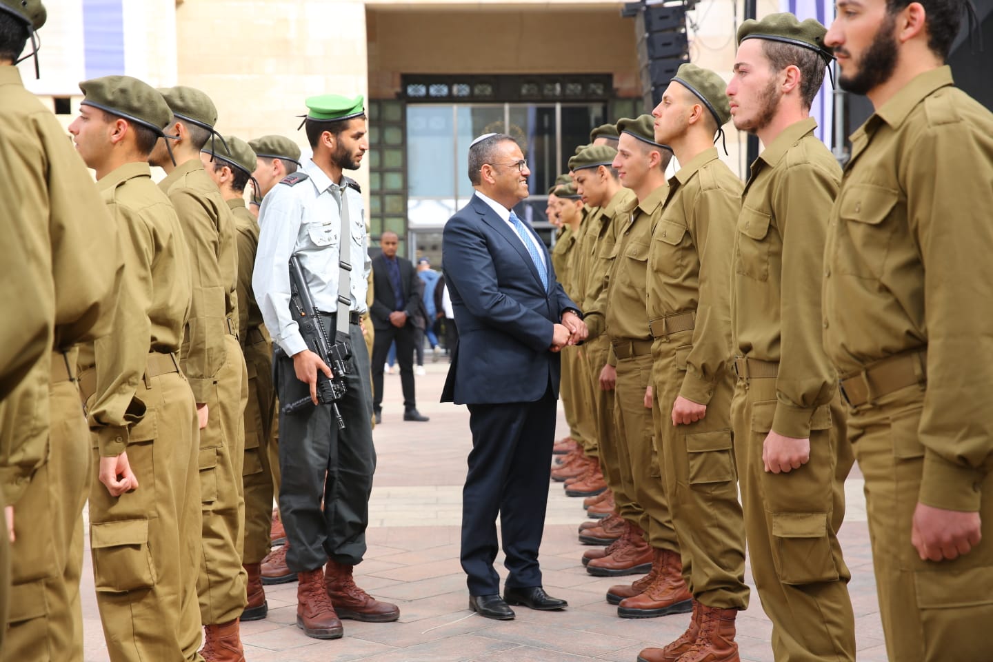 מצדיעים לחיילים