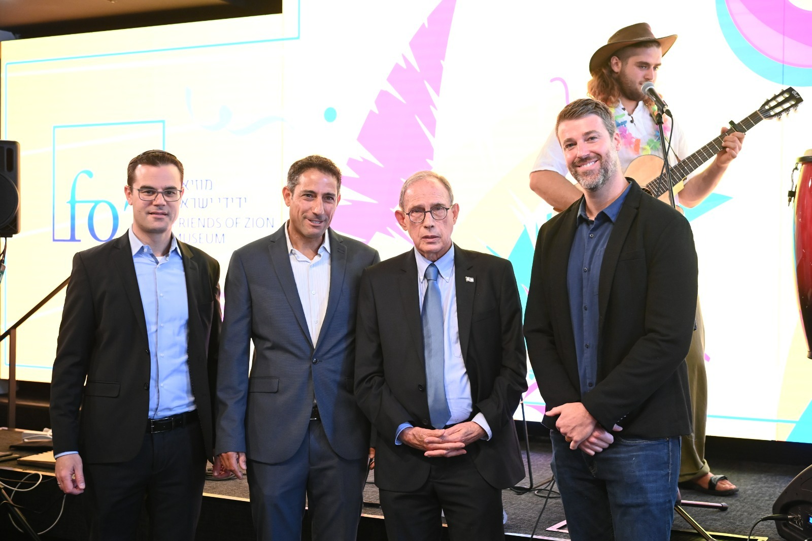 ניצולי שואה בביקור במוזיאון ידידי ישראל
