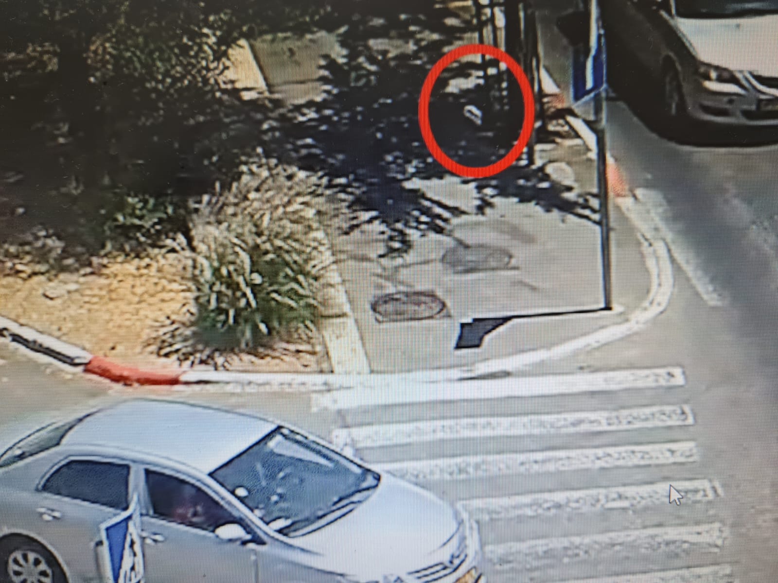 צפו: תושב ג'בל מוכאבר זורק סלע לעבר לוחמי מג"ב