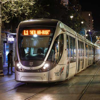 היא חוזרת
