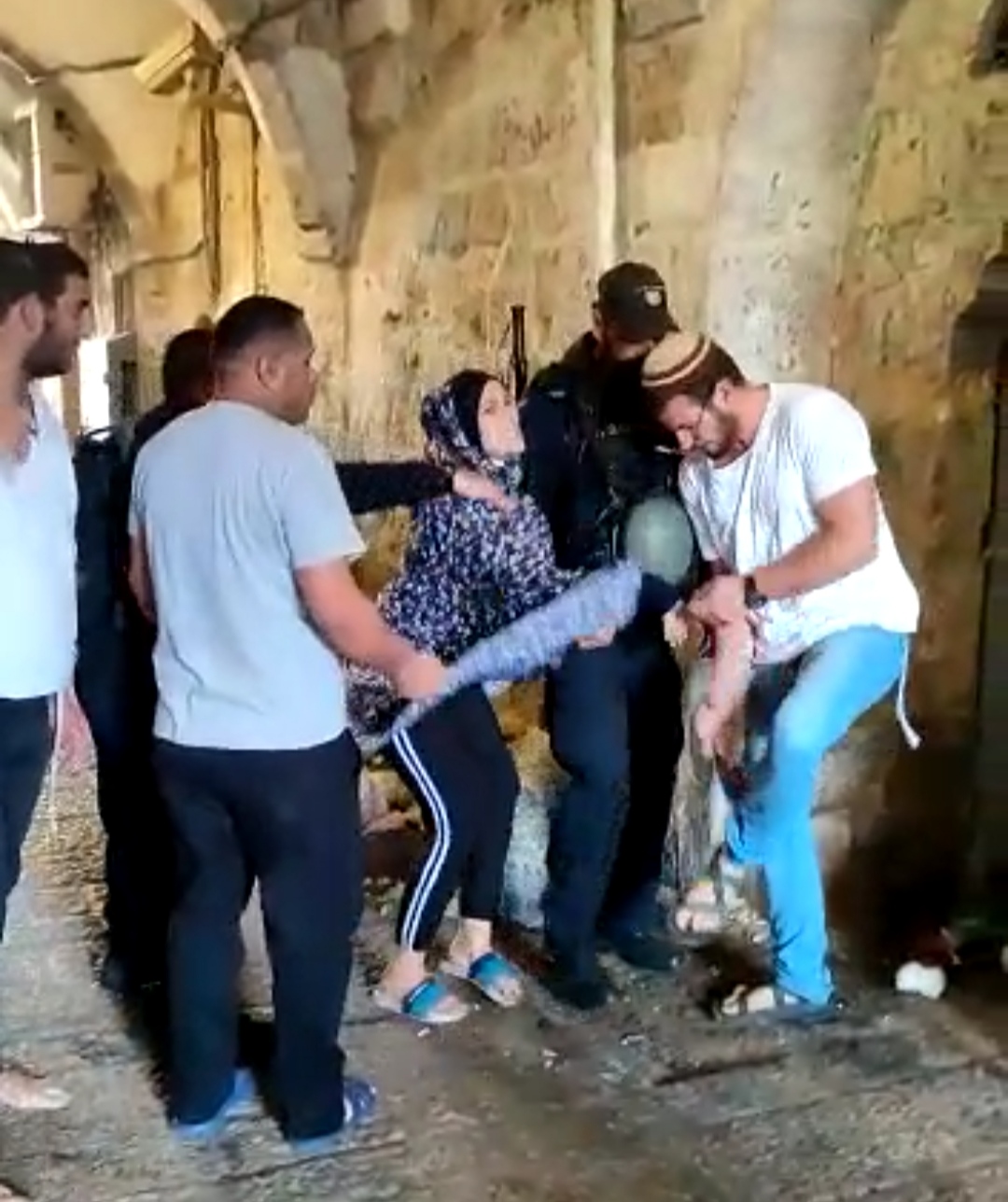 צפו: ערביה תוקפת יהודי ביציאה מהר הבית