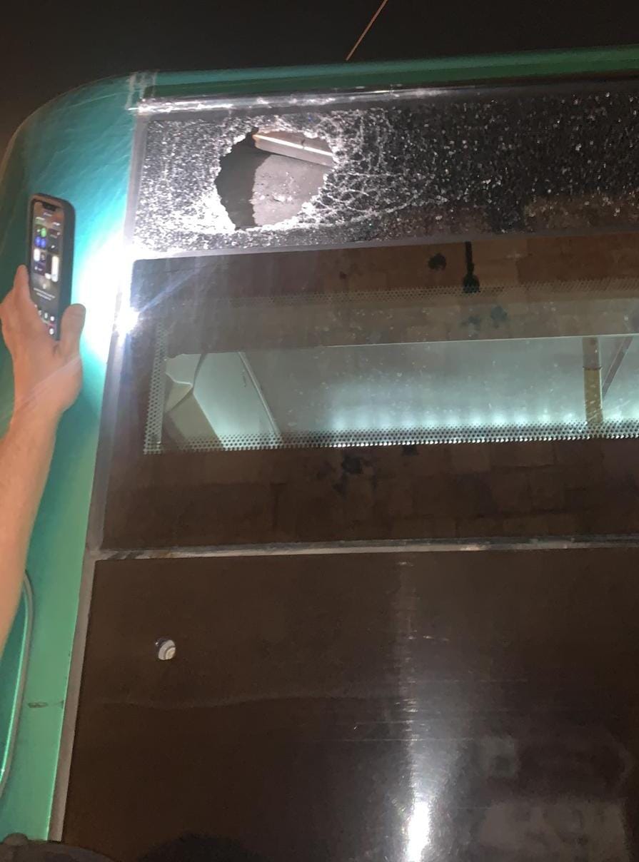 תיעוד: יידו אבנים לעבר אוטובוס נוסע במזרח ירושלים ונעצרו על ידי השוטרים