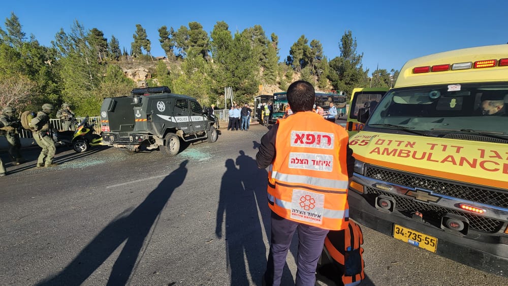 פיגוע משולב בירושלים: 18 פצועים, שניים במצב אנוש