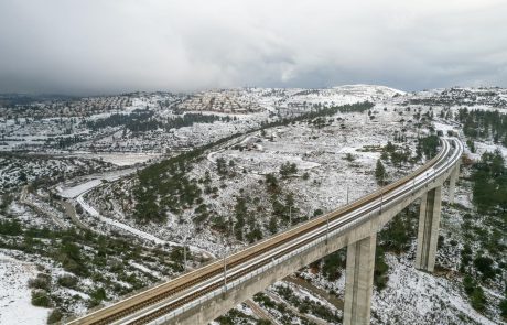 מרהיב: הרכבת דוהרת בהרי ירושלים המושלגים